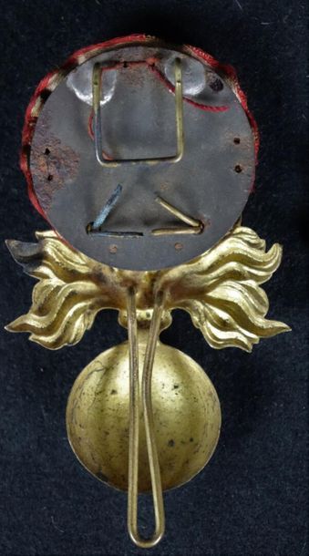 null Ensemble de trois décorations et un attribut de képi 1914-1918 :

Une médaille...
