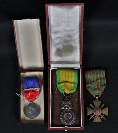 null Ensemble de 3 médailles :

Médaille militaire - En argent - Accidentée, Poids...