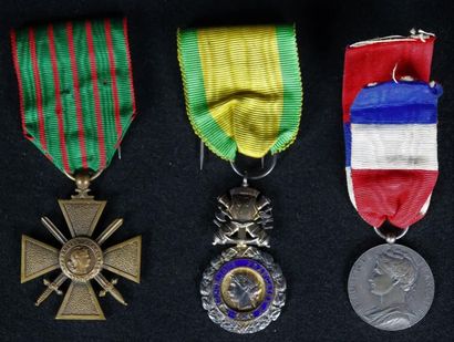null Ensemble de 3 médailles :

Médaille militaire - En argent - Accidentée, Poids...