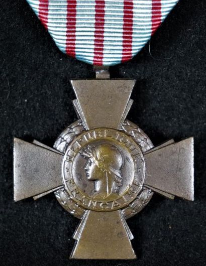 null Ensemble de trois décorations :

Guerre de 1870-1871, Croix du Combattant et...