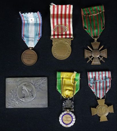 null Lot comprenant cinq décorations 1914-1918 et une médaille de table

Une croix...