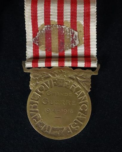 null Lot comprenant cinq décorations 1914-1918 et une médaille de table

Une croix...