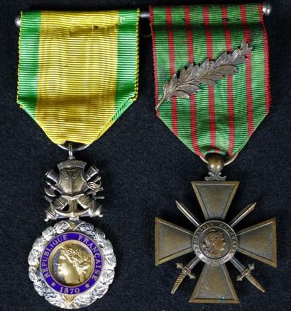 null Lot de six décorations et deux rubans :

Croix du combattant volontaire

Croix...