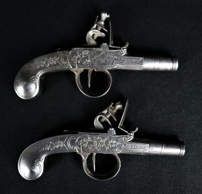 null Paire de pistolets à silex 1800-1820.

En fer canon rond à balle forcée.

Coffre...