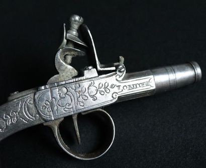 null Paire de pistolets à silex 1800-1820.

En fer canon rond à balle forcée.

Coffre...
