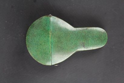 null Scissors box in stingray.

Late 18th or early 19th century.

H_8 cm W_5 cm.