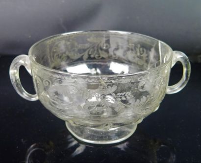 Glass bowl with handles engraved with rinceaux.

17th...