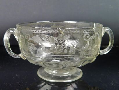 null Glass bowl with handles engraved with rinceaux.

17th or 18th century.

H_8,7...