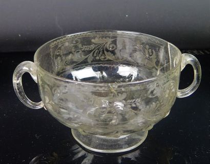 null Glass bowl with handles engraved with rinceaux.

17th or 18th century.

H_8,7...