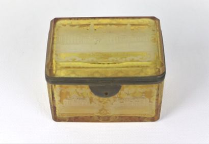 null BOHEME

Engraved yellow crystal box with decoration of named monuments.

Napoleon...