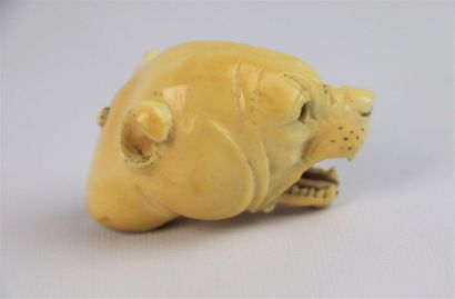 null Ivory cane knob featuring a hound's head.

Late 19th century.

L_6,3 cm