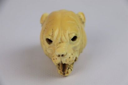 null Ivory cane knob featuring a hound's head.

Late 19th century.

L_6,3 cm