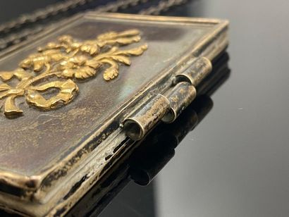 null Silver ball book, decorated with a vermeil knotted bouquet.

L_7,4 cm l_5,2...