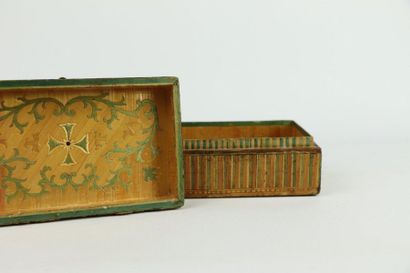 null Box in straw marquetry with peasant scene decoration on the lid.

19th century.

H_6,2...