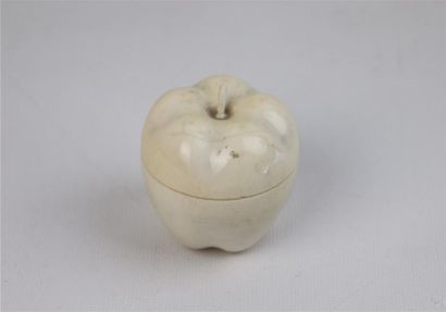 null Carved ivory powder case simulating a fruit.

Complete with its interior.

Circa...