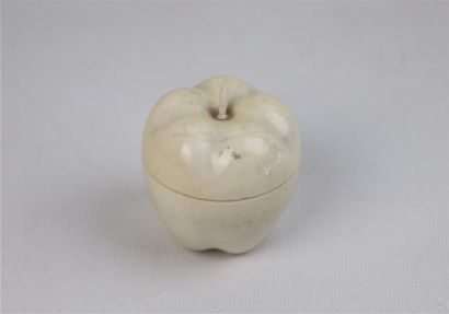 null Poudrier en ivoire sculpté simulant un fruit.

Complet de son intérieur.

Vers...