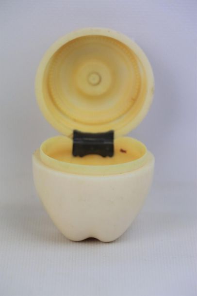 null Carved ivory powder case simulating a fruit.

Complete with its interior.

Circa...