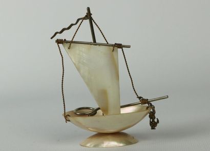 null Deux bateaux miniatures en nacre et métal doré et un bougeoir à main formé d'une...