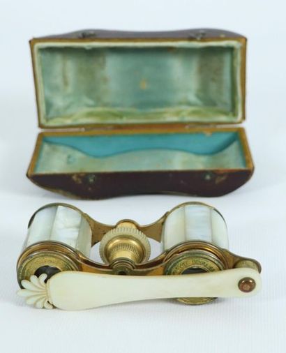 null Pair of theatre binoculars in brass and mother-of-pearl, in their case.

19th...