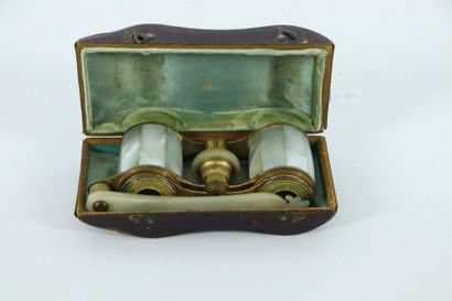 null Pair of theatre binoculars in brass and mother-of-pearl, in their case.

19th...