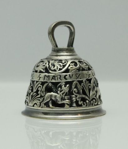 null Neo-Gothic style bell in silver bronze.

Late 19th century.

H_7,5 cm
