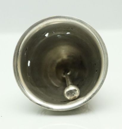 null Neo-Gothic style bell in silver bronze.

Late 19th century.

H_7,5 cm