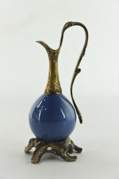 null Paire de vases en porcelaine de Chine, à fond bleu.

Montures en bronze d'époque...