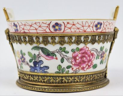 null SAMSON in Paris.

Cup in polychrome porcelain, the frame in gilt bronze with...