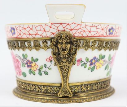null SAMSON in Paris.

Cup in polychrome porcelain, the frame in gilt bronze with...