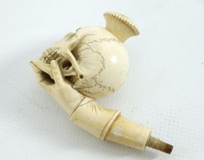 null Sea foam pipe bowl showing a hand holding a skull.

H_6 cm W_8.3 cm D_8.3 c...