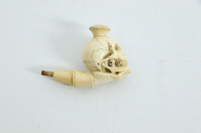 null Sea foam pipe bowl showing a hand holding a skull.

H_6 cm W_8.3 cm D_8.3 c...