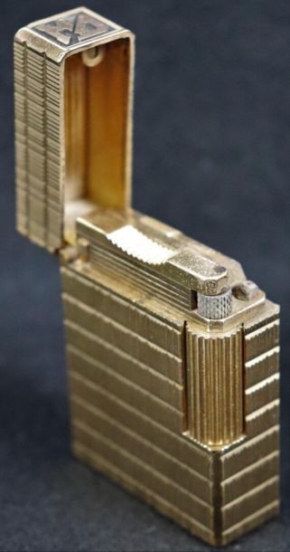 null Lighter DUPONT.

Gold plated, MD ciphered, hallmarked.

In working order. Supplied...