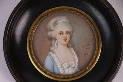 null Ecole française de la fin du XIXème siècle.

Portrait de femme au ruban bleu.

Miniature...