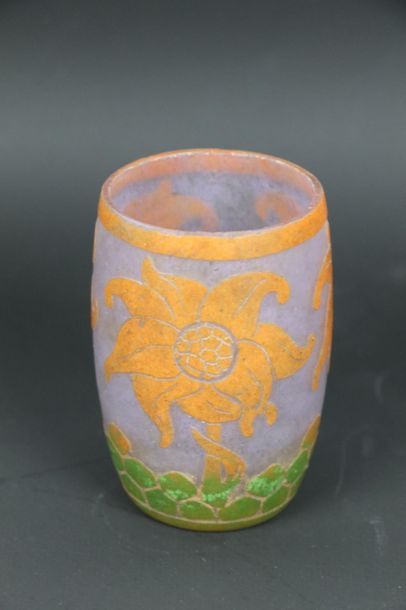 null CHARDER, THE FRENCH GLASS.

Acid-etched multilayer glass vase with floral decoration.

Art...