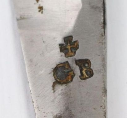 null Etui en galuchat contenant deux couteaux, les prises en ivoire.

XVIIIème siècle.

L_20...