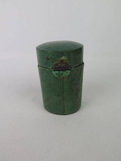 null Glass holder box in stingray.

18th century.

H_8 cm W_5.5 cm.