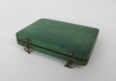 null Miniature box in stingray.

Late 18th century.

H_1.5 cm W_8.7 cm D_6 cm.

