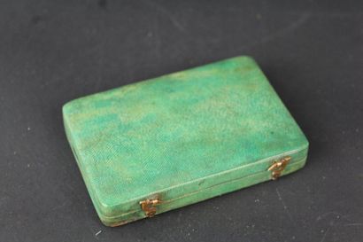 null Miniature box in stingray.

Late 18th century.

H_1.5 cm W_8.7 cm D_6 cm.

