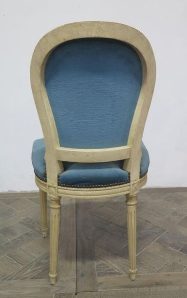 null Suite de six chaises en bois mouluré et laqué crème.

Garniture de tissu bleu.

Style...
