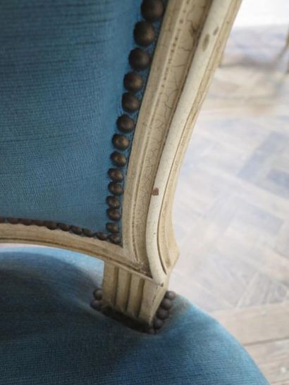 null Suite de six chaises en bois mouluré et laqué crème.

Garniture de tissu bleu.

Style...