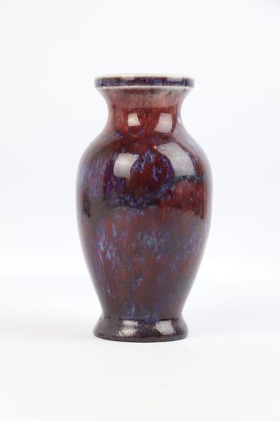 null SEVRES.

Vase en porcelaine à décor violine et turquoise, sur fond sang-de-boeuf.

Marque-date...