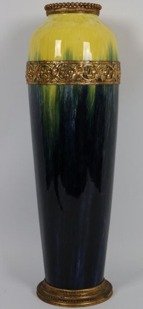 null BOCH LA LOUVIERE

Vase rouleau de style Art Deco.

Faïence et monture en bronze,...