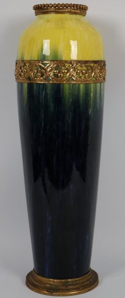 null BOCH LA LOUVIERE

Vase rouleau de style Art Deco.

Faïence et monture en bronze,...