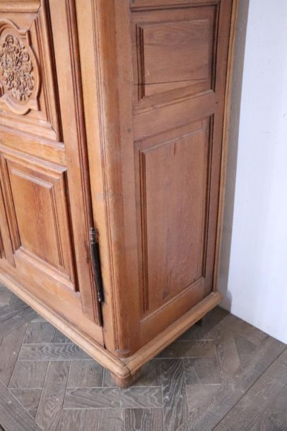 null Petite armoire en bois mouluré et sculpté.

Style Louis XIV. XVIIIème siècle

H_200...