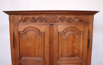 null Petite armoire en bois mouluré et sculpté.

Style Louis XIV. XVIIIème siècle

H_200...