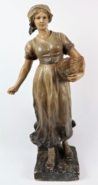 null Aristide DE RANIERI (1865-1929).

Jeune paysanne au panier.

Statue en terre...