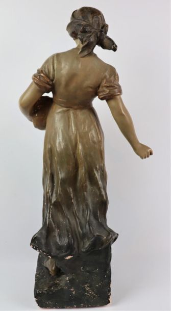 null Aristide DE RANIERI (1865-1929).

Jeune paysanne au panier.

Statue en terre...