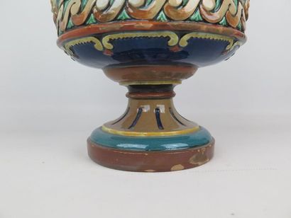 null Johann GLATZ à Villingen.

Vase à anses en céramique émaillée polychrome.

Epoque...