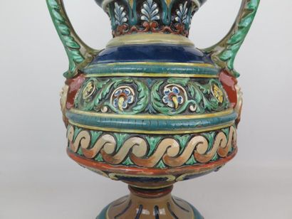 null Johann GLATZ à Villingen.

Vase à anses en céramique émaillée polychrome.

Epoque...