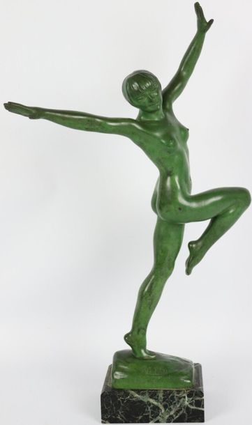 null RETO.

Danseuse nue.

Statue en régule à patine verte.

Signée sur la terrasse,...